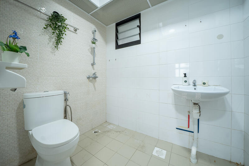 817A Keat Hong Link HDB Flat For Sale at S$ 638,000 | PropertyGuru Singapore - Bathroom