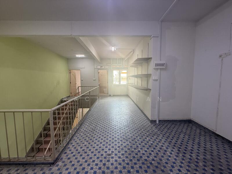 Tanjong Katong Road Beng Tong Mansion Walk-up Apartment For Sale at S$ 1,850,000 | PropertyGuru Singapore - Small family area 