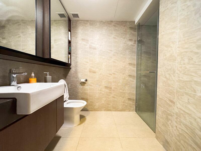 Riverfront Residences Condominium For Sale at S$ 1,900,000 | PropertyGuru Singapore - Master Bathroom (En-suite)