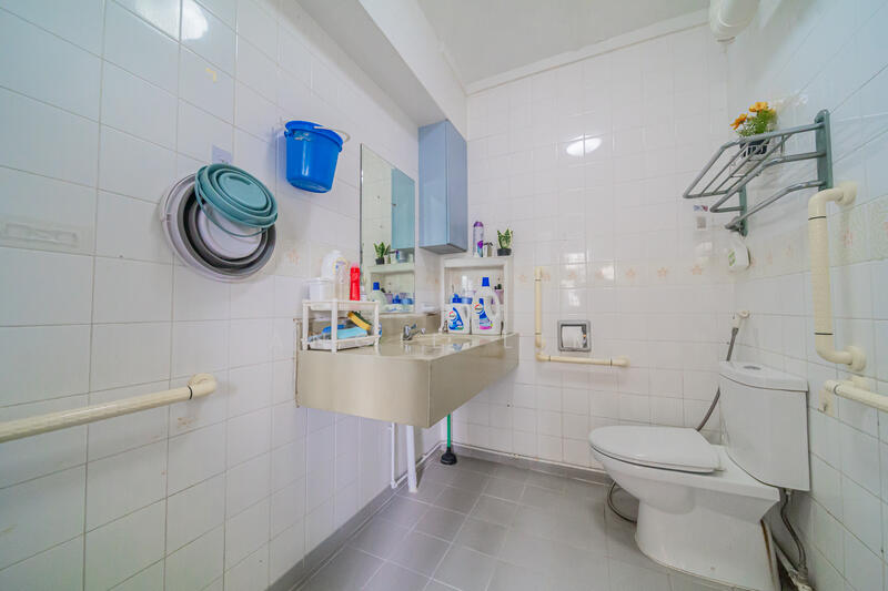 357 Woodlands Avenue 5 HDB Flat For Sale at S$ 930,000 | PropertyGuru Singapore - Bathroom