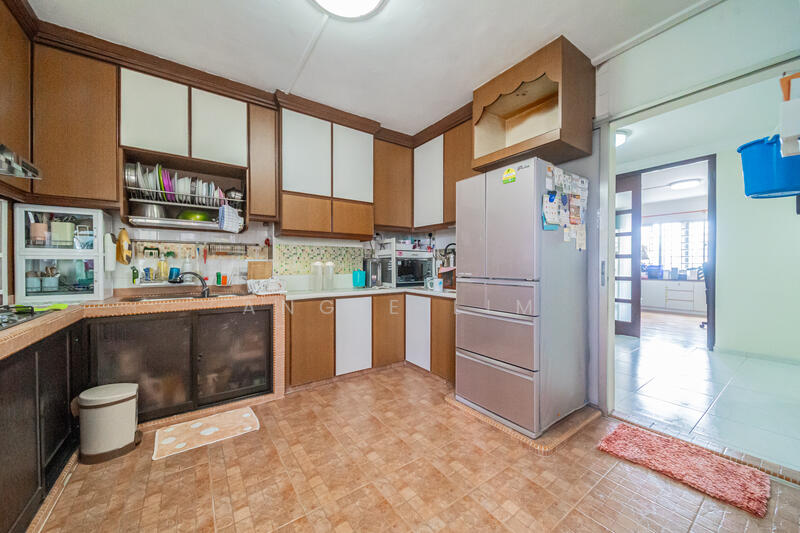 357 Woodlands Avenue 5 HDB Flat For Sale at S$ 930,000 | PropertyGuru Singapore - Kitchen