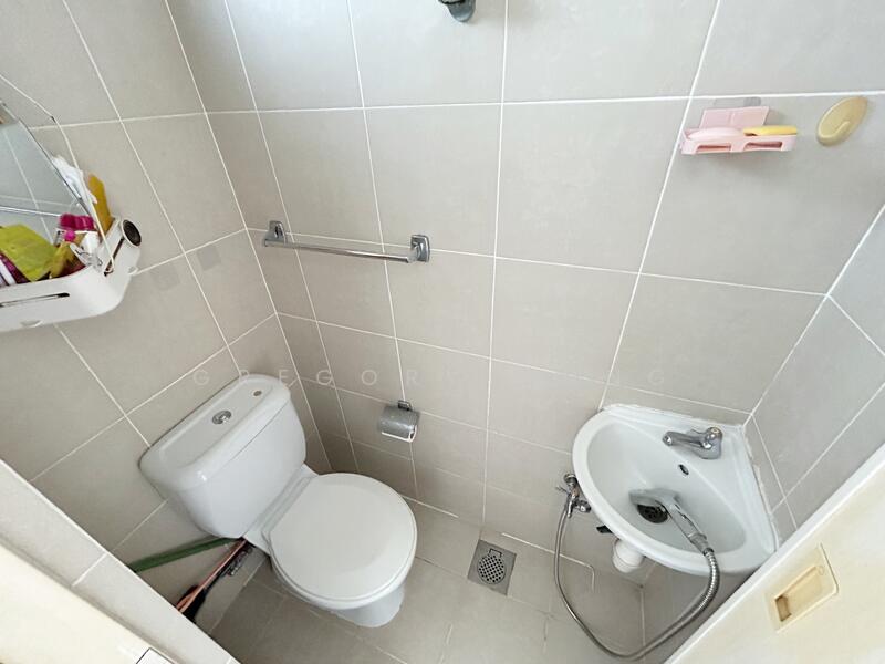 The Regency at Tiong Bahru, 38 Chay Yan Street, 3 Bedrooms, 1,281 sqft, Condominium For Rent, by Gregory Gung, 500054930 - Bathroom - PropertyGuru.com.sg