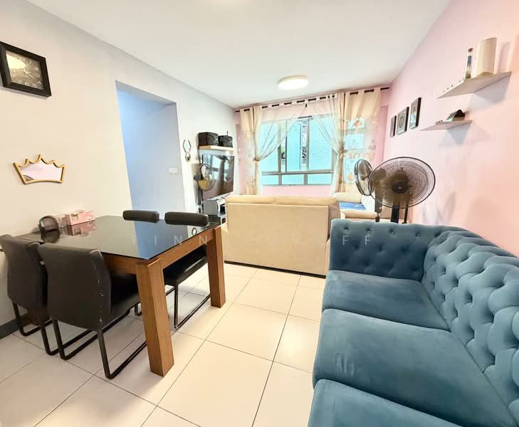 452A Sengkang West Way HDB Flat For Sale at S$ 550,000 | PropertyGuru Singapore - Living Room