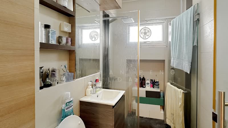 245 Pasir Ris Street 21 HDB Flat For Sale at S$ 1,050,000 | PropertyGuru Singapore - Master Bath