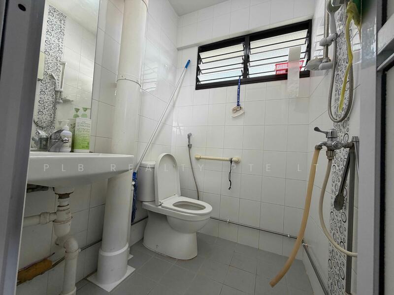 179 Ang Mo Kio Avenue 5 HDB Flat For Sale at S$ 580,000 | PropertyGuru Singapore - Bathroom
