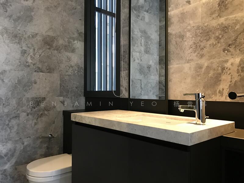 OUE Twin Peaks, 33 Leonie Hill Road, 2 Bedrooms, 1,055 sqft, Condominium For Rent, by Benjamin Yeo 杨昔炜, 500055005 - Bathroom - PropertyGuru.com.sg