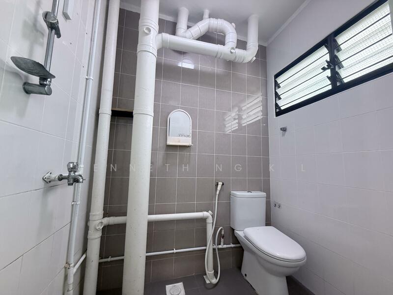 434 Tampines Street 43 HDB Flat For Sale at S$ 498,000 | PropertyGuru Singapore - Bathroom