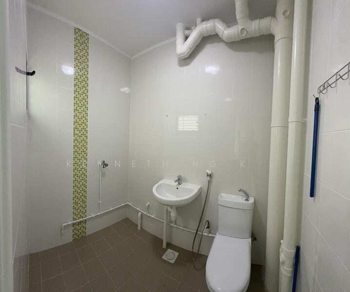434 Tampines Street 43 HDB Flat For Sale at S$ 498,000 | PropertyGuru Singapore - Bathroom