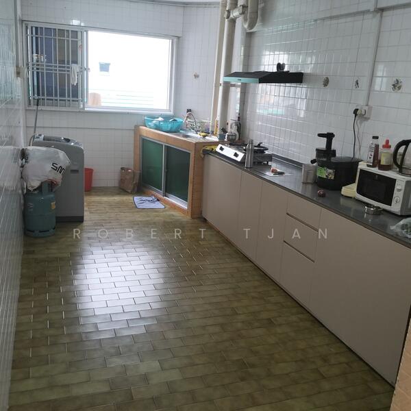 906 Tampines Avenue 4 HDB Flat For Sale at S$ 658,000 | PropertyGuru Singapore - Kitchen