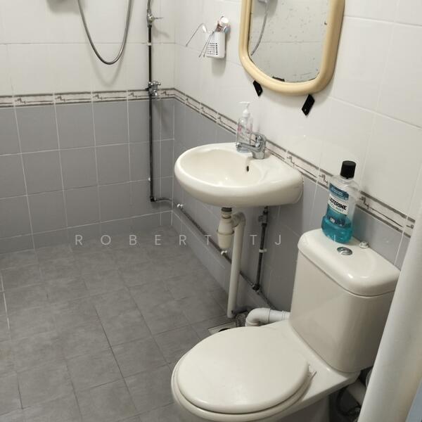 906 Tampines Avenue 4 HDB Flat For Sale at S$ 658,000 | PropertyGuru Singapore - Bathroom