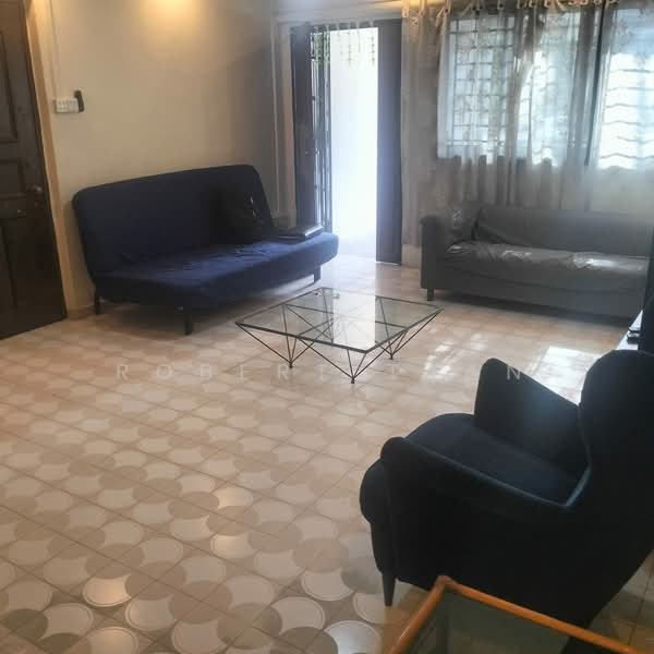906 Tampines Avenue 4 HDB Flat For Sale at S$ 658,000 | PropertyGuru Singapore - Living Room