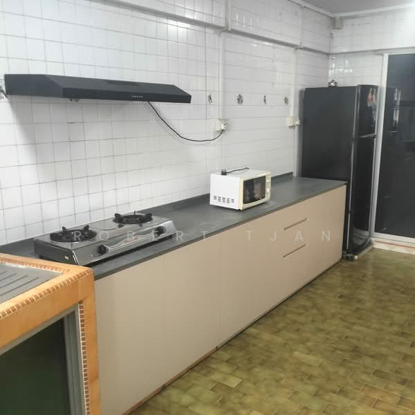 906 Tampines Avenue 4 HDB Flat For Sale at S$ 658,000 | PropertyGuru Singapore - Kitchen