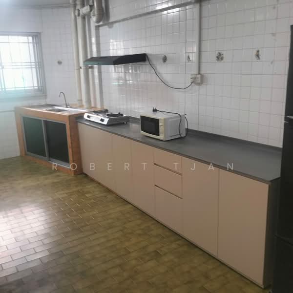 906 Tampines Avenue 4 HDB Flat For Sale at S$ 658,000 | PropertyGuru Singapore - Kitchen