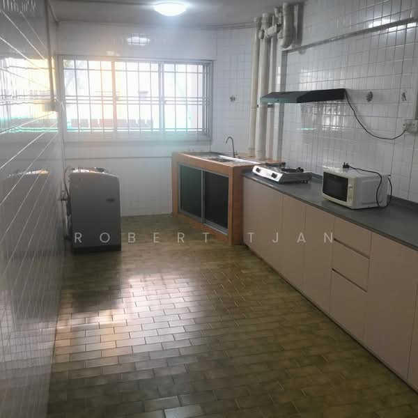 906 Tampines Avenue 4 HDB Flat For Sale at S$ 658,000 | PropertyGuru Singapore - Kitchen