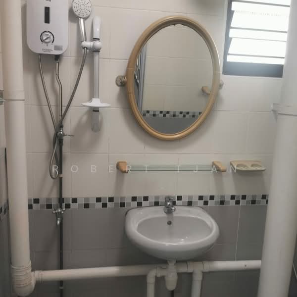 906 Tampines Avenue 4 HDB Flat For Sale at S$ 658,000 | PropertyGuru Singapore - Bathroom