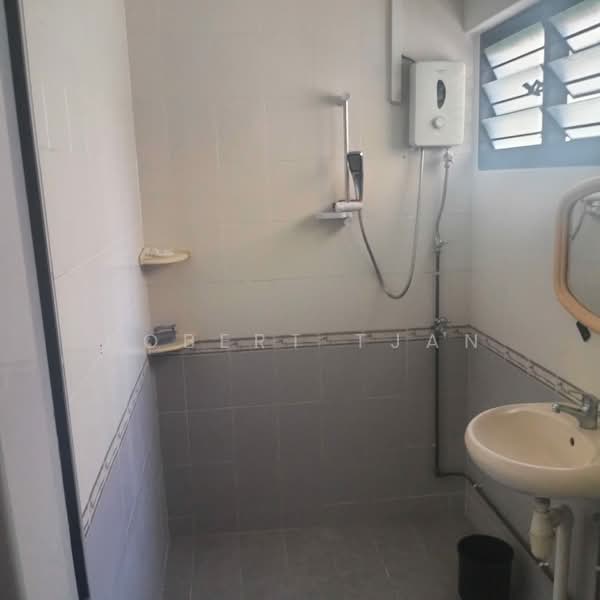 906 Tampines Avenue 4 HDB Flat For Sale at S$ 658,000 | PropertyGuru Singapore - Bathroom