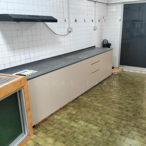 906 Tampines Avenue 4, 906 Tampines Avenue 4, 3 Bedrooms, 1,119 sqft, HDB Flat For Sale, by Robert Tjan, 500055028 - Kitchen - PropertyGuru.com.sg
