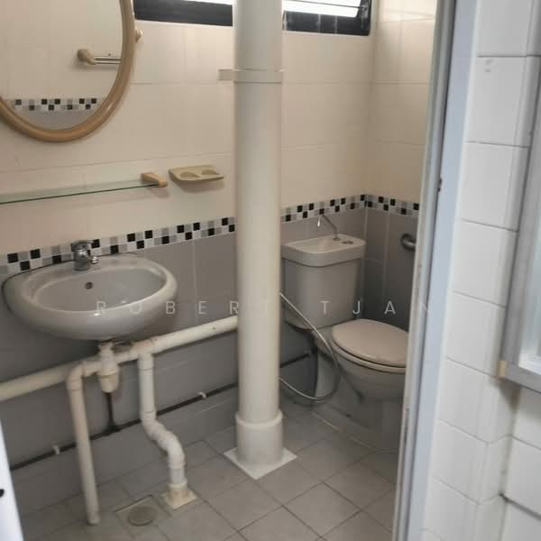 906 Tampines Avenue 4, 906 Tampines Avenue 4, 3 Bedrooms, 1,119 sqft, HDB Flat For Sale, by Robert Tjan, 500055028 - Bathroom - PropertyGuru.com.sg