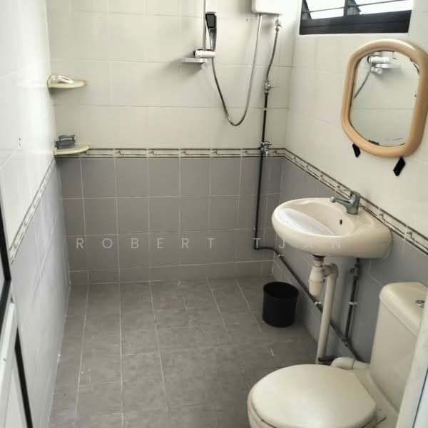 906 Tampines Avenue 4, 906 Tampines Avenue 4, 3 Bedrooms, 1,119 sqft, HDB Flat For Sale, by Robert Tjan, 500055028 - Bathroom - PropertyGuru.com.sg