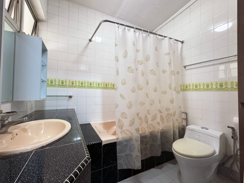834 Hougang Central HDB Flat For Sale at S$ 1,298,888 | PropertyGuru Singapore - Bathroom