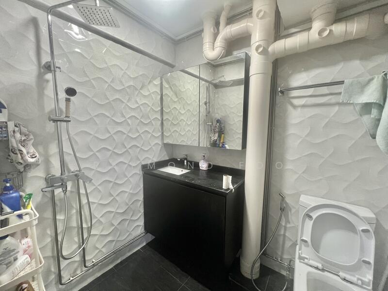 545 Ang Mo Kio Avenue 10 HDB Flat For Sale at S$ 810,000 | PropertyGuru Singapore - Bathroom