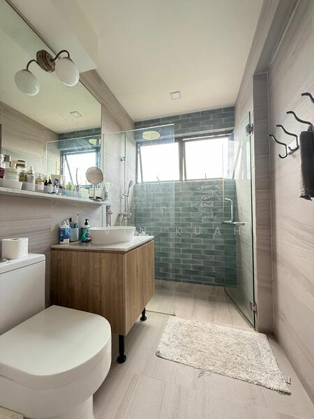 Lakeview Estate Apartment For Sale at S$ 1,850,000 | PropertyGuru Singapore - Bathroom