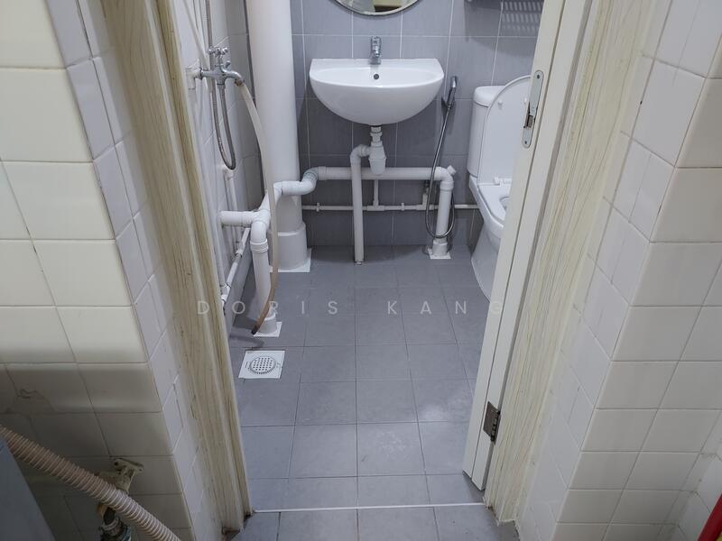 407 Bukit Batok West Avenue 4, 407 Bukit Batok West Avenue 4, 2 Bedrooms, 721 sqft, HDB Flat For Rent, by Doris Kang, 500055103 - Bathroom - PropertyGuru.com.sg