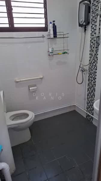 434 Jurong West Street 42, 434 Jurong West Street 42, Room Rental, 120 sqft, HDB Flat For Rent, by Doris Kang, 500055118 - Bathroom - PropertyGuru.com.sg