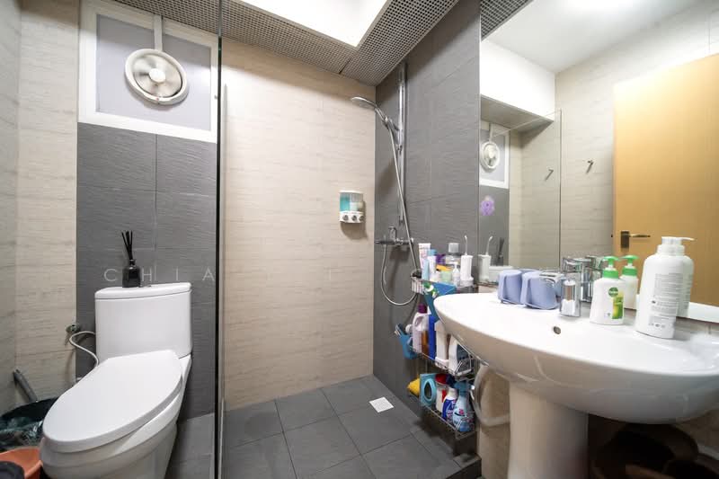 Cheap! Move In Cond, No Extension, Corner, Bright, MRT, LRT, 6 Pri Sch, , 3 Bedrooms, 1,001 sqft, HDB Flat For Sale, by Chia Yei (CY) 佳业, 500055181 - Bathroom - PropertyGuru.com.sg