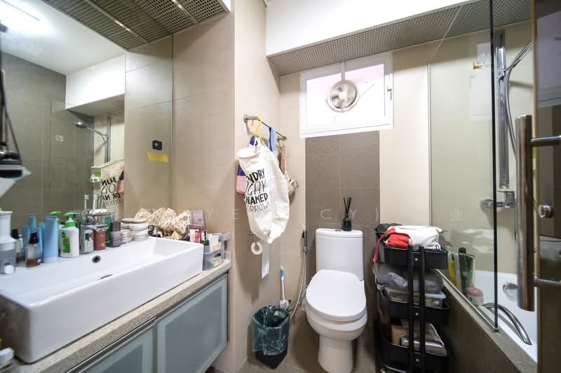 Cheap! Move In Cond, No Extension, Corner, Bright, MRT, LRT, 6 Pri Sch, , 3 Bedrooms, 1,001 sqft, HDB Flat For Sale, by Chia Yei (CY) 佳业, 500055181 - Bathroom - PropertyGuru.com.sg