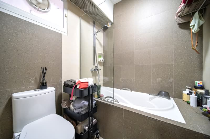Cheap! Move In Cond, No Extension, Corner, Bright, MRT, LRT, 6 Pri Sch, , 3 Bedrooms, 1,001 sqft, HDB Flat For Sale, by Chia Yei (CY) 佳业, 500055181 - Bathroom - PropertyGuru.com.sg