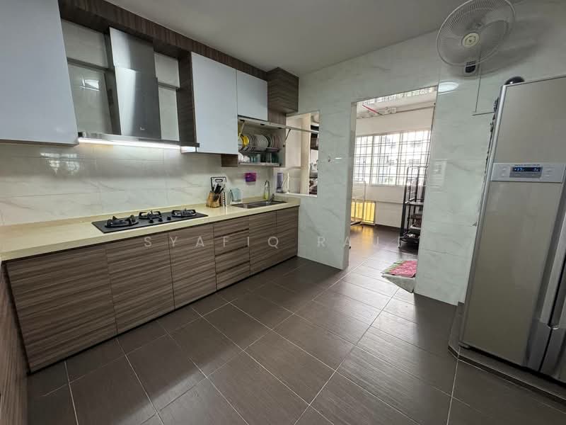 777 Pasir Ris Street 71 HDB Flat For Sale at S$ 750,000 | PropertyGuru Singapore - Kitchen