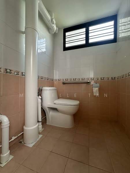 327 Clementi Avenue 5, 327 Clementi Avenue 5, 1 Bedroom, 500 sqft, HDB Flat For Rent, by Michelle Tan, 500055208 - Bathroom - PropertyGuru.com.sg