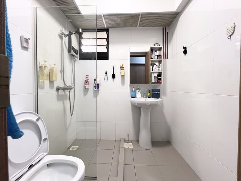 467A Bukit Batok West Avenue 9 HDB Flat For Sale at S$ 570,000 | PropertyGuru Singapore - Bathroom
