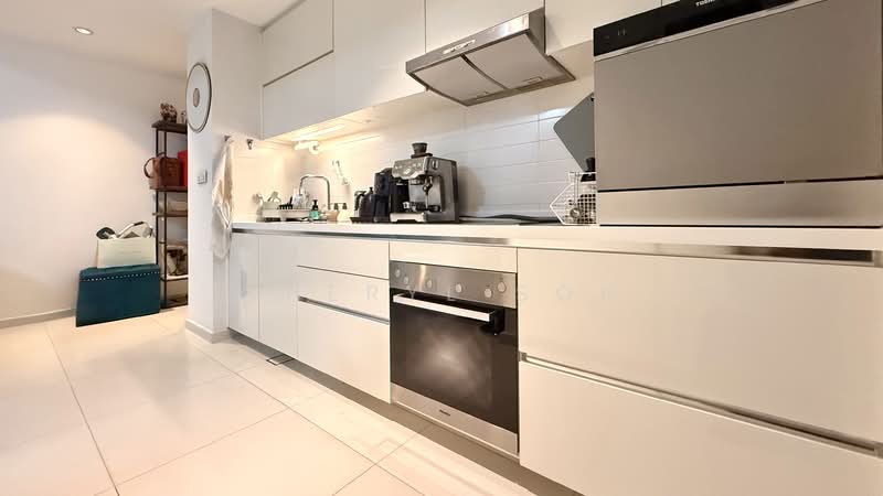 One Shenton, 1 Shenton Way, 2 Bedrooms, 1,109 sqft, Condominium For Rent, by Cheryl Soh, 500055258 - Kitchen - PropertyGuru.com.sg