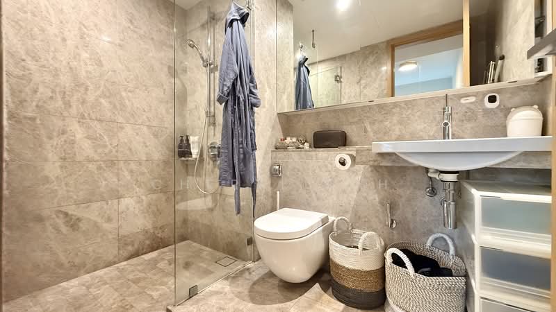 One Shenton, 1 Shenton Way, 2 Bedrooms, 1,109 sqft, Condominium For Rent, by Cheryl Soh, 500055258 - Master Bathroom - PropertyGuru.com.sg