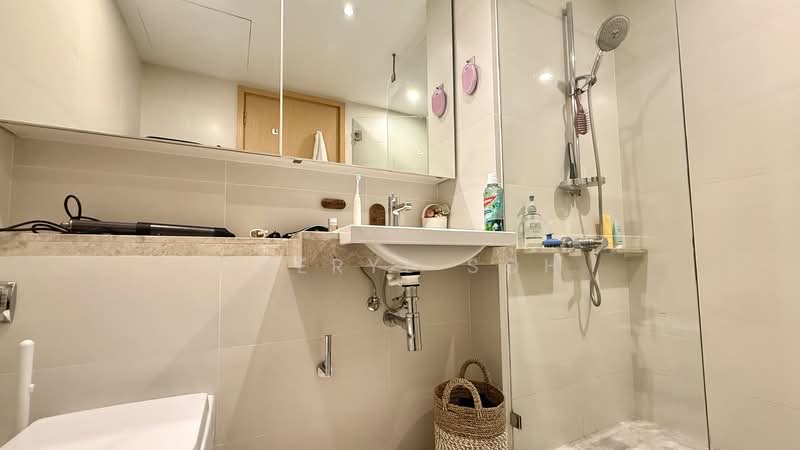 One Shenton, 1 Shenton Way, 2 Bedrooms, 1,109 sqft, Condominium For Rent, by Cheryl Soh, 500055258 - Common Bathroom - PropertyGuru.com.sg