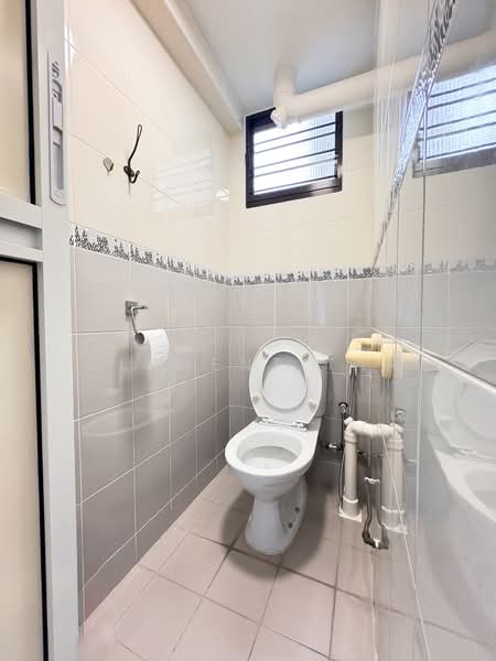 533 Upper Cross Street HDB Flat For Sale at S$ 620,000 | PropertyGuru Singapore - Toilet