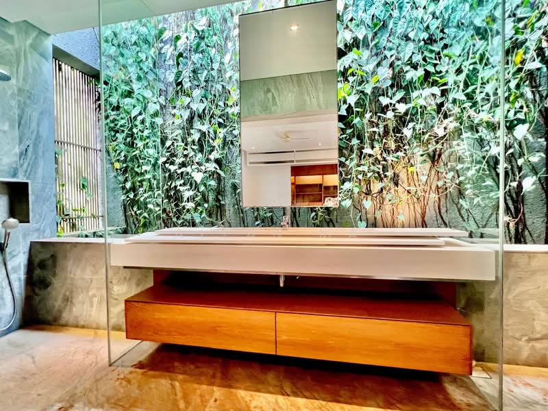 Ultra Modern Good Class Bungalow with Spacious Garden 超豪华优质洋房, , 5 Bedrooms, 10,500 sqft, Good Class Bungalow For Rent, by Allan Ma, 500055298 - Bathroom - PropertyGuru.com.sg