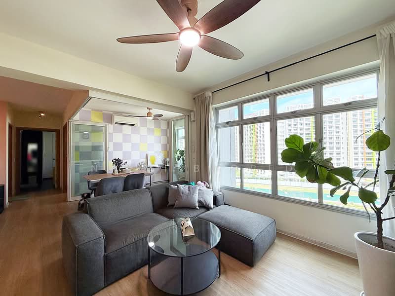 436A Bukit Batok West Avenue 5 HDB Flat For Sale at S$ 680,000 | PropertyGuru Singapore - Living Room