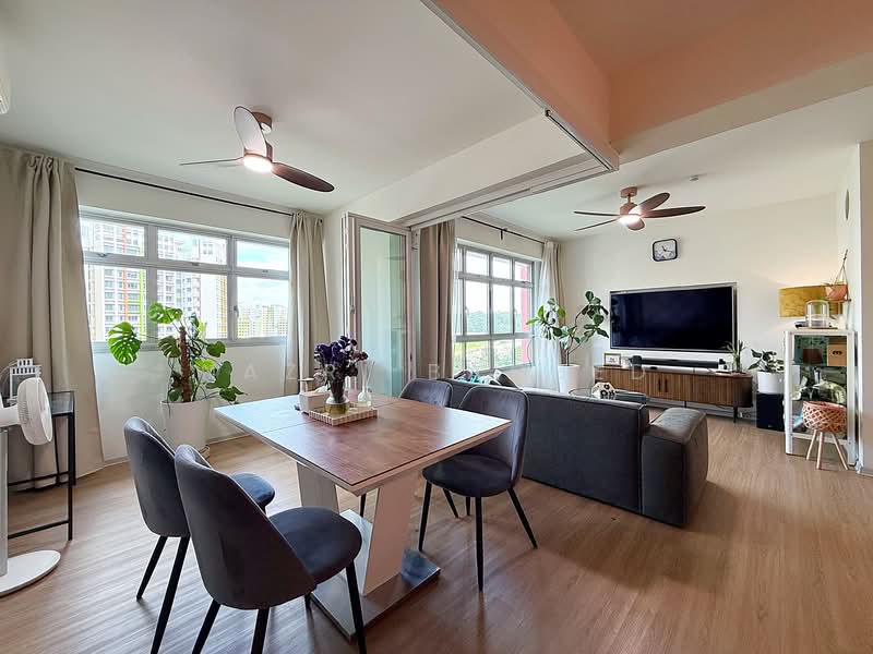 436A Bukit Batok West Avenue 5 HDB Flat For Sale at S$ 680,000 | PropertyGuru Singapore - Living Room