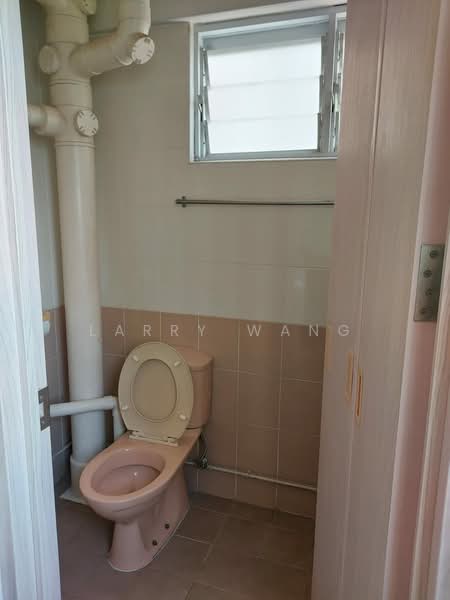 309 Shunfu Road HDB Flat For Sale at S$ 750,000 | PropertyGuru Singapore - Bathroom