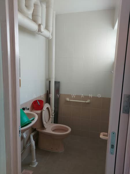 309 Shunfu Road HDB Flat For Sale at S$ 750,000 | PropertyGuru Singapore - Bathroom