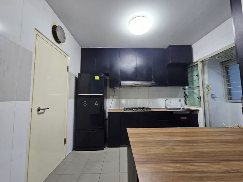 215A Compassvale Drive HDB Flat For Sale at S$ 718,000 | PropertyGuru Singapore - Kitchen