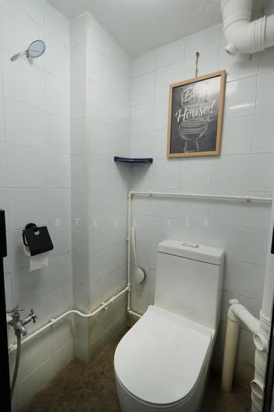 96 Lorong 3 Toa Payoh HDB Flat For Sale at S$ 408,000 | PropertyGuru Singapore - Bathroom