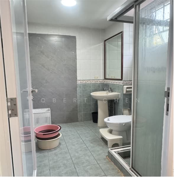 Burgundy Hill, 101 Burgundy Crescent, Room Rental, 250 sqft, Semi-Detached House For Rent, by Robert Chen, 500055355 - Bathroom - PropertyGuru.com.sg