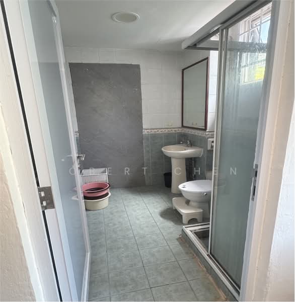 Burgundy Hill, 101 Burgundy Crescent, Room Rental, 250 sqft, Semi-Detached House For Rent, by Robert Chen, 500055355 - Bathroom - PropertyGuru.com.sg