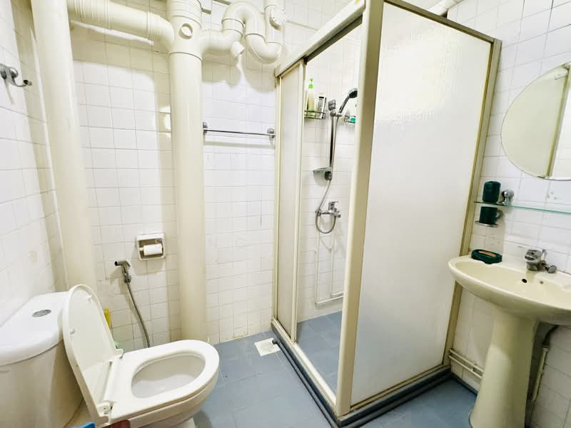 21 Holland Drive HDB Flat For Sale at S$ 900,000 | PropertyGuru Singapore - Bathroom