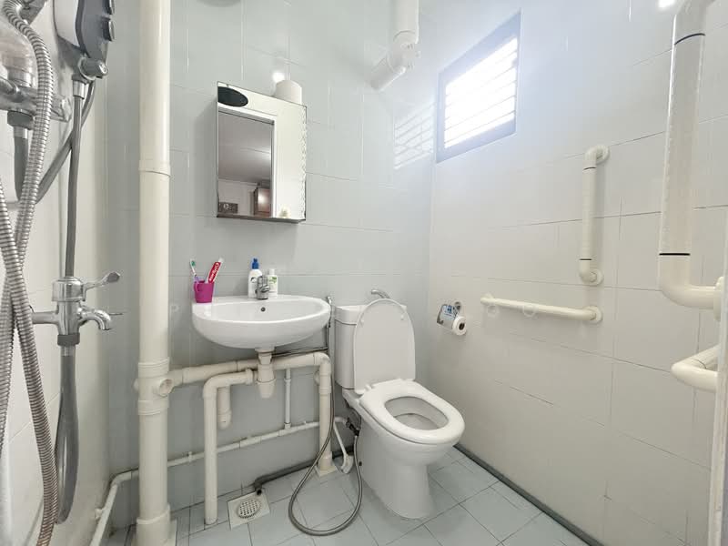 621 Ang Mo Kio Avenue 9 HDB Flat For Sale at S$ 468,000 | PropertyGuru Singapore - Bathroom