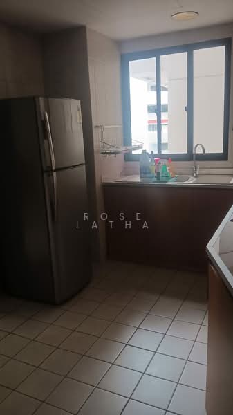 The Mayfair, 1 Jurong East Street 32, 2 Bedrooms, 1,055 sqft, Condominium For Rent, by Rose Latha, 500055431 - Kitchen - PropertyGuru.com.sg